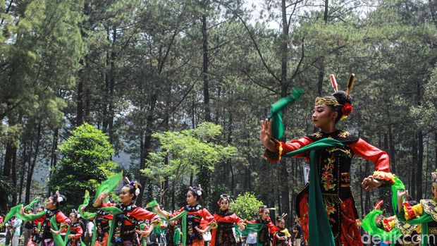 Sejumlah penari menampilkan tarian Ibing Pencug Ewag di Gunung Puntang, Kabupaten Bandung.