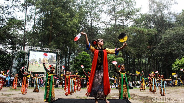 Sejumlah penari menampilkan tarian Ibing Pencug Ewag di Gunung Puntang, Kabupaten Bandung.
