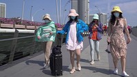 Kementerian Kesehatan Singapura (MOH) mengumumkan semua wisatawan, kecuali pengunjung jangka pendek dengan riwayat perjalanan 14 hari ke Bangladesh, India, Myanmar, Nepal, Pakistan, dan Sri Lanka, diizinkan masuk atau transit melalui negara tersebut. Getty Images/Ore Huiying.