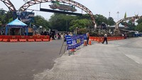 Foto: Arus lalu lintas di Jl Harsono, Jakarta Selatan terpantau ramai lancar. Namun sempat antrean karena hilir-mudik kendaraan yang keluar masuk dari arah Terminal Ragunan (Rakha Arlyanto Darmawan/detikcom)