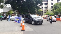 Foto: Petugas dari Dinas Perhubungan (Dishub) dan petugas keamanan Ragunan tampak berjaga di pintu masuk utama (Rakha Arlyanto Darmawan/detikcom)