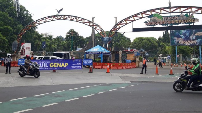 Situasi di kawasan Kebun Binatang Ragunan, Jaksel saat penerapan ganjil genap kendaraan pengujung.