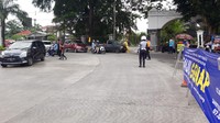 Foto: Anggota Dishub Pasar Minggu, Irfan, mengatakan pihaknya berupaya menyosialisasikan aturan ganjil genap menuju Ragunan ke warga. Dia menyebut banyak warga yang tak tahu. (Rakha Arlyanto Darmawan/detikcom)