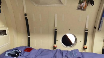 Sedangkan ini adalah ruang tempat astronaut tinggal dan tidur setiap harinya. Terlihat jauh lebih nyaman dan luas dibandingkan tempat tidur di ISS yang berdesakan. Foto: Tang Hangbo/China Manned Space Engineering Office