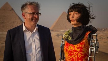 Ai-Da bukan robot sembarangan. Robot yang dilengkapi dengan kecerdasan buatan (AI) ini diprogram untuk bisa melukis. Tak heran, Ai-Da disebut sebagai seniman robot pertama di dunia. 