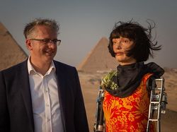 Tak Cuma Jago Lukis, Robot Ini Juga Bisa Bikin Patung dari Tanah Liat