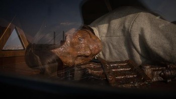 Ini patung buatan Ai-Da itu yang dipamerkan di kawasan Piramida Besar Mesir di Kairo, Sabtu (23/10/2021). Bagaimana menurut kamu?