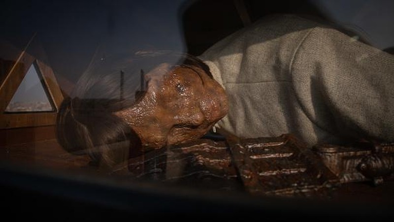 Ai-Da dikenal sebagai seniman robot pertama di dunia. Tak cuma jago melukis, Ai-Da juga bisa membuat patung dari tanah liat lho.