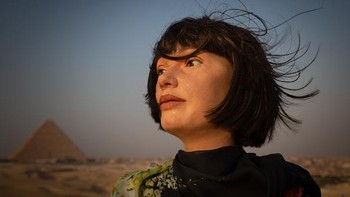 Namun, tak cuma jago melukis, Ai-Da juga bisa membuat patung dari tanah liat. 