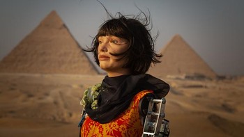 Penampakan Ai-Da, seniman robot yang ikut serta dalam pameran di kawasan Piramida Giza, Kairo, Mesir, Sabtu (23/10/2021).