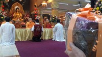 Oleh karena itu, umat perumahtangga pada saat perayaan hari Kathina dapat memberi persembahan kepada Sangha (komunitas para biksu dan biksuni).