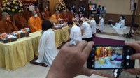 Wihara Ekayana Arama, Duri Kepa, Jakarta Barat, menyelenggarakan Perayaan Kathina dan Sanghadana secara Live streaming dan tatap muka terbatas dengan protokol kesehatan yang ketat, Minggu (24/10/2021).