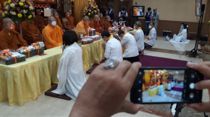 Terapkan Prokes Ketat, Wihara Ekayana Arama Gelar Perayaan Kathina Wihara Ekayana Arama gelar perayaan Kathina dan Sanghadana. Perayaan tersebut digelar dengan terapkan protokol kesehatan secara ketat.