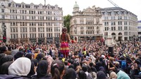 Kedatangan Little Amal di kota London, Inggris, disambut ratusan warga pada Sabtu (23/10) waktu setempat. AP Photo/Alberto Pezzali.
