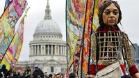 Diketahui, Little Amal akan melanjutkan perjalanan ke kota Manchester di kawasan Inggris yang akan menjadi pemberhentian terakhirnya. Aaron Chown/PA via AP.