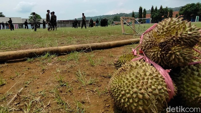 Santri di Kuningan merayakan Hari Santri dengan gelar pertandingan sepak bola. Namun, menariknya sebagai pengganti bola para santri justru menggunakan durian.