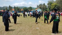 Sekilas tidak ada yang berbeda dari pertandingan sepak bola pada umumnya, namun sepakbola yang diikuti oleh santri dari berbagai wilayah di Kuningan ini tidak menggunakan bola yang biasa digunakan, melainkan menggunakan buah durian.