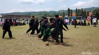 Panitia sengaja menyiapkan buah durian sebagai pengganti bola untuk menguji keberanian para pemain sekaligus menghibur penonton. Para pemain pun tampak antusias mengikuti pertandingan. Tidak hanya santri laki-laki, santri perempuan juga ikut bermain sepak bola durian. Mereka sama sekali tidak takut ketika harus menendang buah durian dengan duri-duri tajam yang masih utuh.