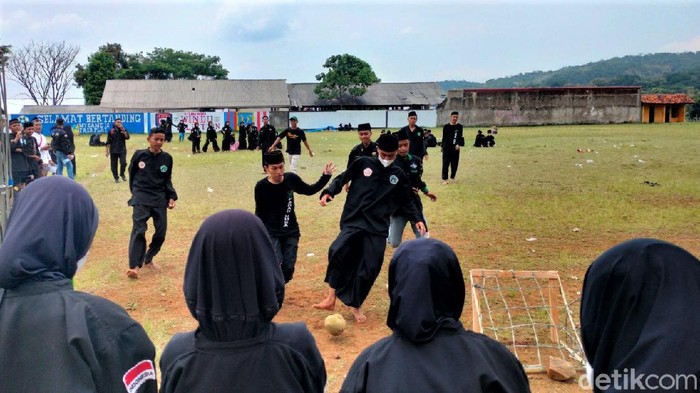 Unik dan Nggak Biasa, Santri di Kuningan Main Bola Pakai Durian Santri di Kuningan merayakan Hari Santri dengan gelar pertandingan sepak bola. Namun, menariknya sebagai pengganti bola para santri justru menggunakan durian.