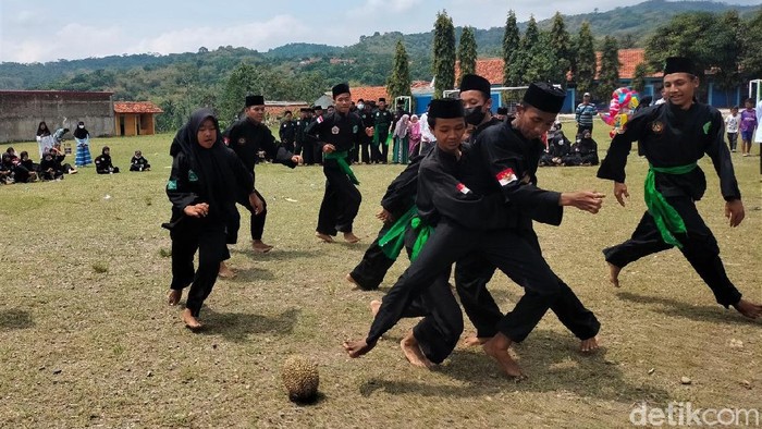 Unik dan Nggak Biasa, Santri di Kuningan Main Bola Pakai Durian Santri di Kuningan merayakan Hari Santri dengan gelar pertandingan sepak bola. Namun, menariknya sebagai pengganti bola para santri justru menggunakan durian.