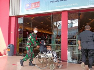 Pasien Kanker-Lansia Datangi JIExpo Kemayoran untuk Vaksin Corona