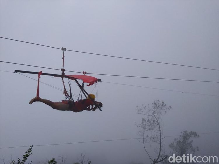 Uji Nyali di Zipline Gunung Telomoyo Magelang