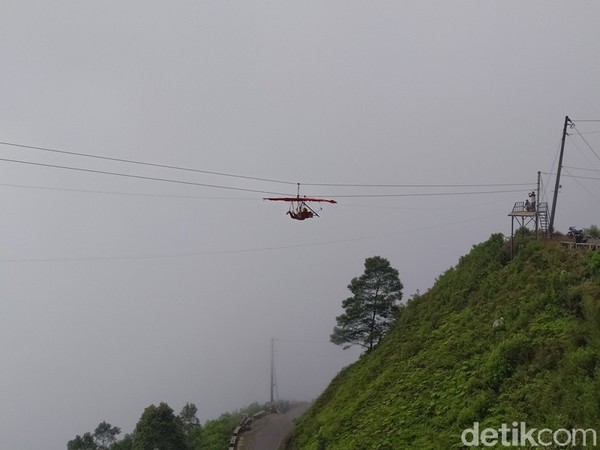 Ketua Lembaga Masyarakat Desa Hutan (PMDH) Pandean, Wardoyo mengatakan, wahana baru dengan konsep yang berbeda. Jika sebelumnya sudah ada Awang-awang, untuk yang ini jenisnya seperti gantole dengan flying fox. (Eko Susanto/detikcom) Ketua Lembaga Masyarakat Desa Hutan (PMDH) Pandean, Wardoyo mengatakan, wahana baru dengan konsep yang berbeda. Jika sebelumnya sudah ada Awang-awang, untuk yang ini jenisnya seperti gantole dengan flying fox. (Eko Susanto/detikcom)