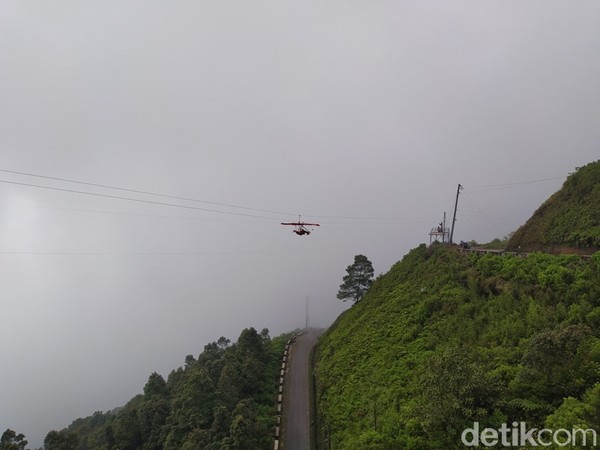 Pada saat cuaca cerah bisa melihat pemandangan alam yang indah sekali. Namun saat kabut, meluncur di Zipline bisa menembus kabut yang ada. (Eko Susanto/detikcom) Pada saat cuaca cerah bisa melihat pemandangan alam yang indah sekali. Namun saat kabut, meluncur di Zipline bisa menembus kabut yang ada. (Eko Susanto/detikcom)