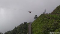 Pada saat cuaca cerah bisa melihat pemandangan alam yang indah sekali. Namun saat kabut, meluncur di Zipline bisa menembus kabut yang ada. (Eko Susanto/detikcom)