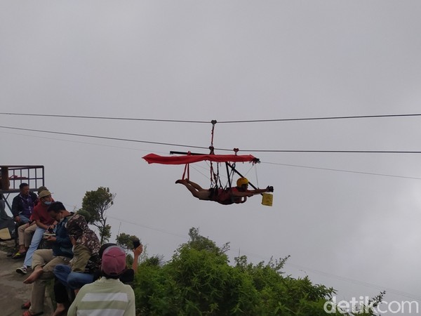Wahana baru ini menawarkan wisata adrenalin bagi pengunjung dengan jarak luncuran kurang lebih sepanjang 100 meter. (Eko Susanto/detikcom) Wahana baru ini menawarkan wisata adrenalin bagi pengunjung dengan jarak luncuran kurang lebih sepanjang 100 meter. (Eko Susanto/detikcom)