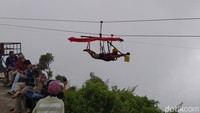 Wahana baru ini menawarkan wisata adrenalin bagi pengunjung dengan jarak luncuran kurang lebih sepanjang 100 meter. (Eko Susanto/detikcom)