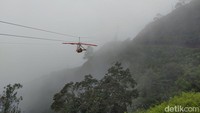 Jangan lupa untuk siapkan gadget ketika mencoba zipline, ya. (Eko Susanto/detikcom)