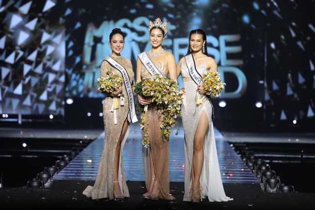 Inilah pose Anchilee Scott-Kemmis bersama juara kedua atau 1st runner up Tharina Botes dan juara ketiga atau 2nd runner up Miss Universe Thailand 2021, Nanthiya Suwansaweang. Foto: Facebook Miss Universe Thailand