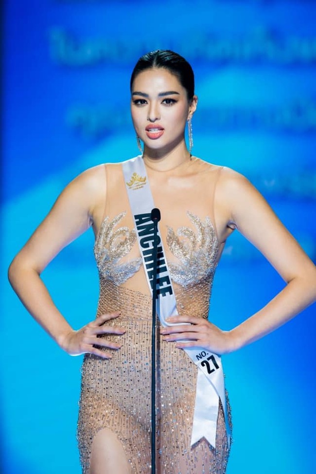 Anchilee Scott-Kemmis dimahkotai oleh Miss Universe Thailand 2020 Amanda Obdam. Anchilee mengalahkan 29 finalis lainnya yang berkompetisi memperebutkan gelar juara Miss Universe Thailand 2021. Foto: Facebook Miss Universe Thailand