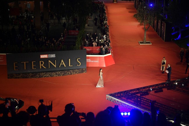 Lautan fans dan fotografer yang telah menantikan kehadiran para pemeran Eternas. (Foto: Getty Images for RFF/Antonio Masiello)