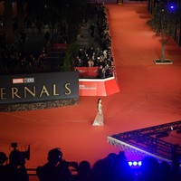 Lautan fans dan fotografer yang telah menantikan kehadiran para pemeran Eternas. (Foto: Getty Images for RFF/Antonio Masiello)