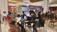Untuk mencegah kerumunan di dalam mal, proses pendaftaran sekaligus screening peserta digelar di halaman luar mal. Untuk penyuntikan vaksin, baru dilakukan di dalam Transmart MX Malang.