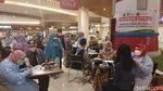 Antusias Warga Malang Ikuti Vaksinasi Pfizer di Transmart