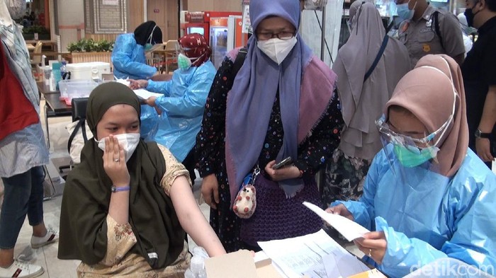 Hari pertama vaksinasi massal yang digelar CT Corp di Transmart MX Malang diserbu warga. Target sasaran vaksinasi sebanyak 1.000 orang.