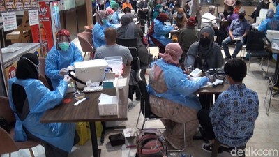Antusias Warga Malang Ikuti Vaksinasi Pfizer di Transmart