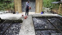 Saat memasuki tempat ini, pengunjung disambut sebuah kolam ikan air deras dengan panjang kurang lebih 45 meter dan lebar 10 yang dihidupi berbagai jenis ikan.    