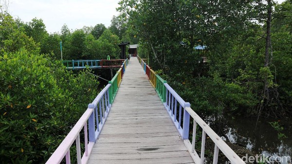 Ada juga pelataran kayu yang panjang membuat destinasi ini makin instagrameble. Fasilitasnya pun lengkap, mulai dari lahan parkir, toilet, dermaga, hingga gazebo siap memanjakan wisatawan. Ada juga pelataran kayu yang panjang membuat destinasi ini makin instagrameble. Fasilitasnya pun lengkap, mulai dari lahan parkir, toilet, dermaga, hingga gazebo siap memanjakan wisatawan.