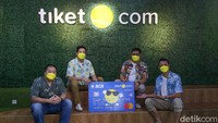 Kartu Kredit BCA tiket.com Mastercard hadir di saat yang tepat saat peraturan pembatasan pergerakan antara wilayah mulai longgar karena menurunnya kurva penyebaran pandemi, meningkatnya angka vaksinasi nasional dan kepercayaan diri masyarakat untuk mulai berliburan dengan tetap menerapkan protokol kesehatan selama perjalanan.