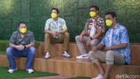 Co-Founder & Chief Commercial Officer tiket.com Dimas Surya Yaputra, Co-Founder & Chief Marketing Officer tiket.com Gaery Undarsa, Executive Vice President BCA I Ketut Alam Wangsawijaya dan Entrepreneur and Influencer Christian Sugiono berfoto bersama saat peluncuran kartu kredit BCA tiket.com, Jakarta, Senin (25/10/2021).