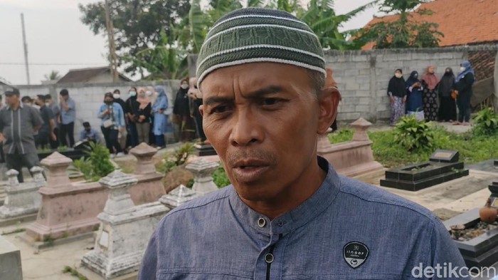 Ayah mahasiswa UNS yang meninggal usai diksar menwa, Sunardi  ditemui usai pemakaman anaknya Gilang Endi Saputra (21), Senin (25/10/2021).