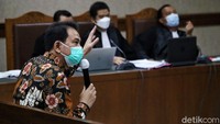 Azis membantah memiliki 8 orang dalam di KPK.