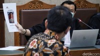 Azis mengatakan itu di persidangan mantan penyidik KPK AKP Stepanus Robin Pattuju alias Robin dan Maskur Husain.