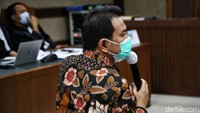 Azis mengaku tidak pernah meminta bantuan kepada mantan penyidik KPK AKP Stepanus Robin Pattuju alias Robin untuk mengurus perkaranya yang diselidiki KPK.