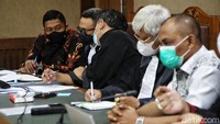 Dalam perkara ini, yang duduk sebagai terdakwa adalah AKP Robin dan Maskur Husain.
