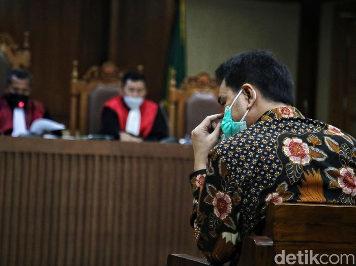 Mantan Wakil Ketua DPR Azis Syamsuddin menyampaikan keterangan dalam sidang lanjutan kasus dugaan suap penanganan perkara yang diusut KPK dengan terdakwa, mantan penyidik KPK AKP Stepanus Robin Pattuju dan pengacara Maskur Husain di Pengadilan Tipikor, Jakarta, Senin (25/10).